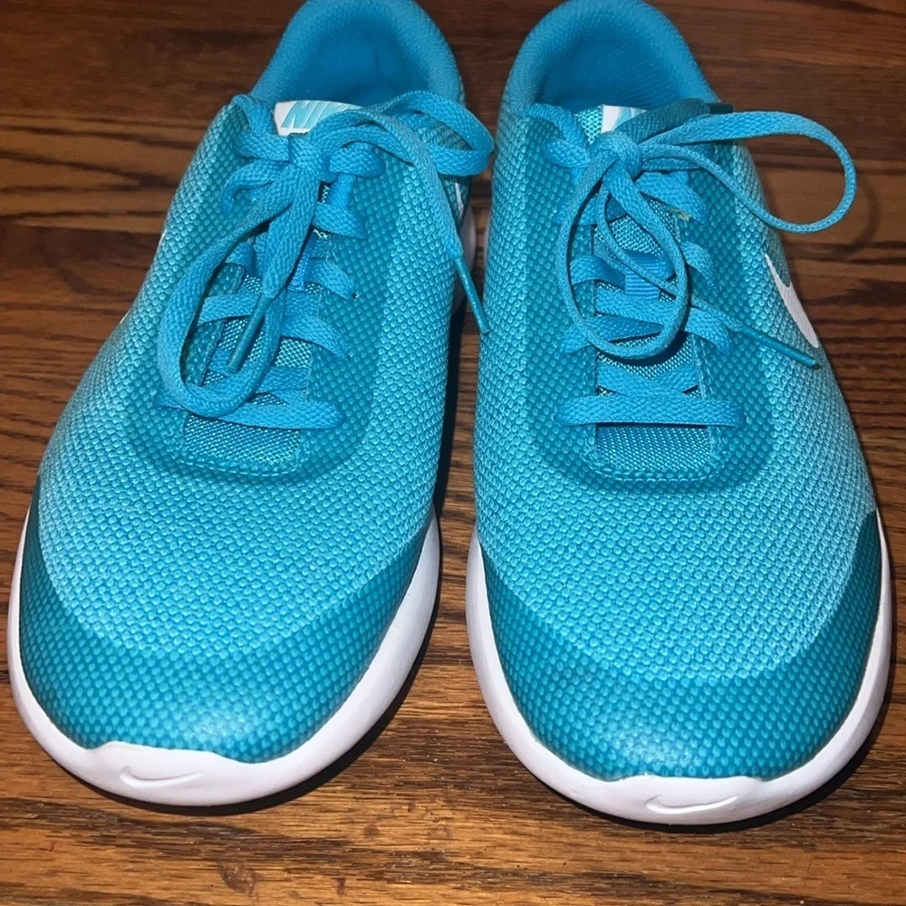 NIKE FLEX EXPERIENCE RUN 7 NEW Size